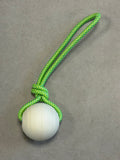 Ball weiß an der Schnur