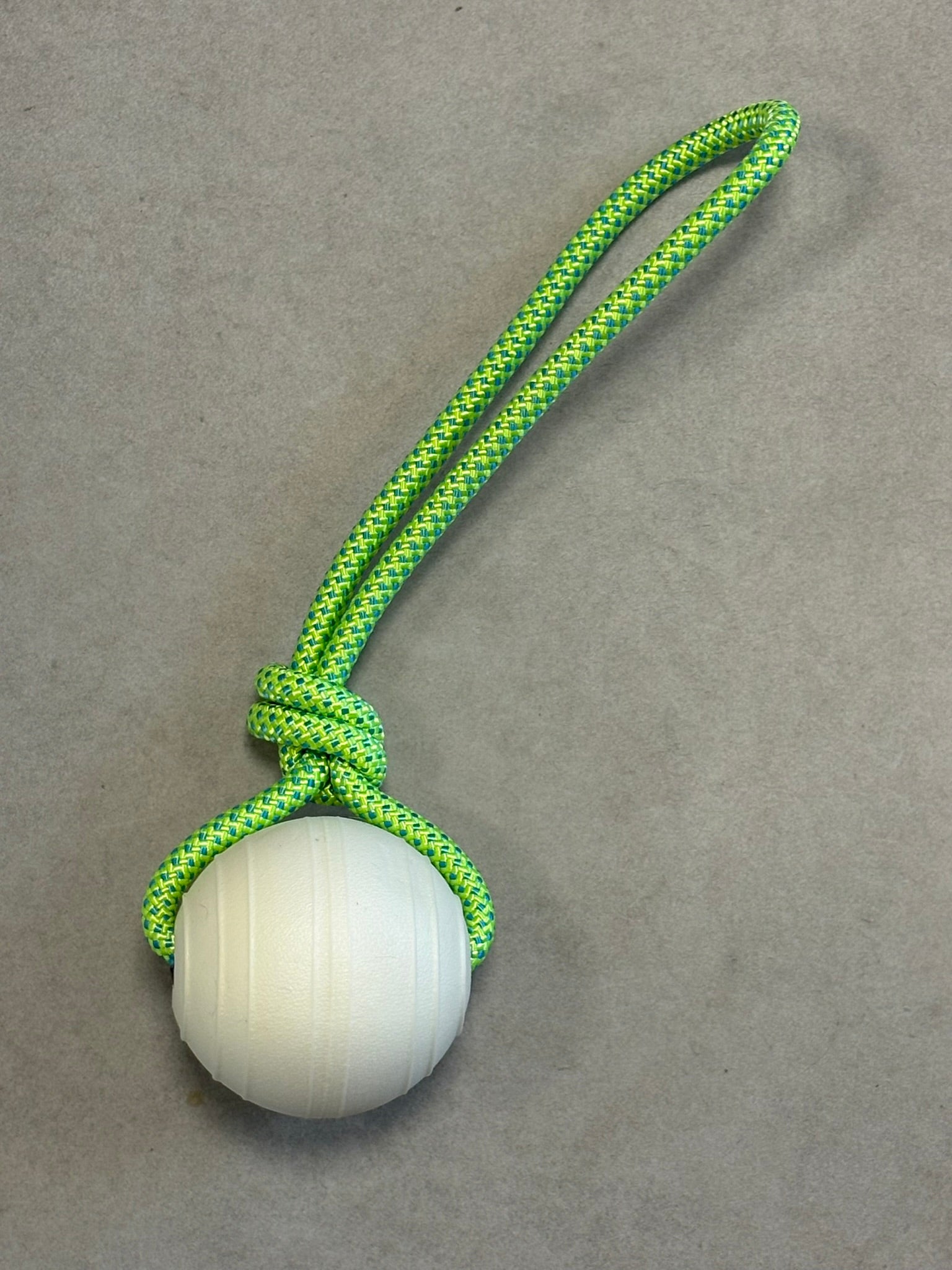 Ball weiß an der Schnur